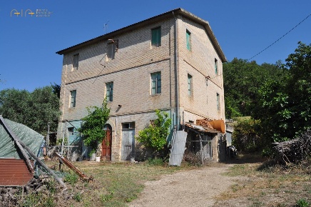 Foto Rustico a Cupra Marittima di 355 m² con 13 locali in vendita