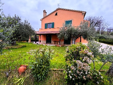 Foto Rustico a Tolentino di 300 m² con 12 locali in vendita