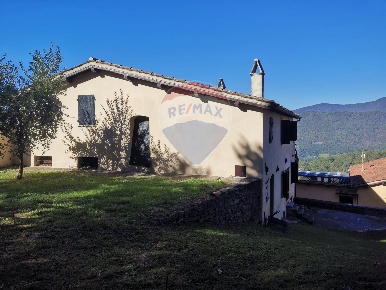Foto Rustico in Località Ravignano, Foligno di 106 m² con 3 locali