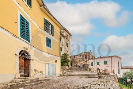 Foto Rustico in Via Manfredi, Arce Centro di 246 m² con 9 locali in vendita
