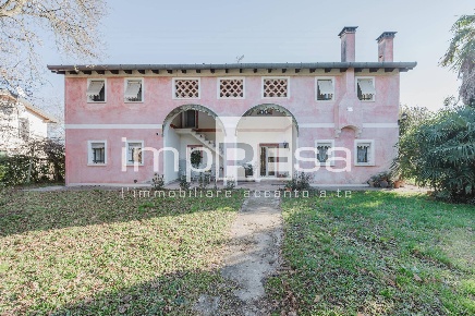Foto Rustico in via tre ponti, Roncade di 300 m² con 7 locali in vendita
