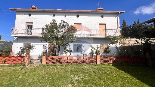 Foto Rustico in CONTRADA CAMPOLONGO, San Giorgio La Molara di 280 m²