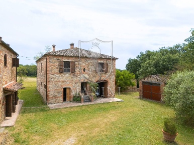 Foto Rustico in Via Giacomo Matteotti, Lucignano Centro di 520 m²