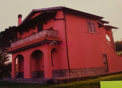 Foto Rustico a Roccastrada Centro di 240 m² con 6 locali in vendita