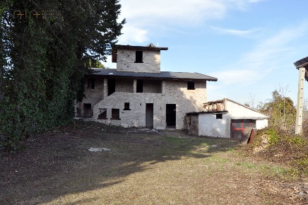 Foto Rustico in Via Tose, Castel di Lama di 360 m² con 6 locali in vendita