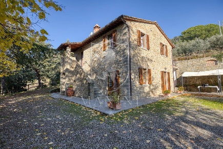 Foto Rustico in Parterre, Cortona Centro di 240 m² con 10 locali in vendita