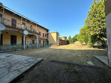Foto Rustico a Momo Centro di 600 m² con 28 locali in vendita