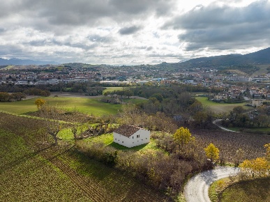 Foto Rustico in Via Cortina San Nicolò, Fabriano di 300 m² con 8 locali