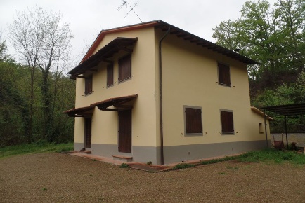 Foto Rustico a Terranuova Bracciolini di 190 m² con 8 locali in vendita