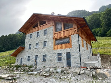 Foto Baita in Breguzzo, Sella Giudicarie di 440 m² con 16 locali in vendita