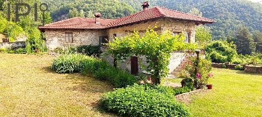 Foto Rustico in Via Roma, Roccaverano di 160 m² con 6 locali in vendita