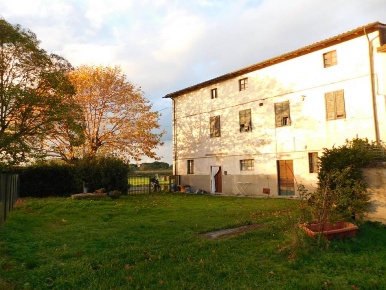 Foto Rustico a San Giuliano Terme di 300 m² con 9 locali in vendita