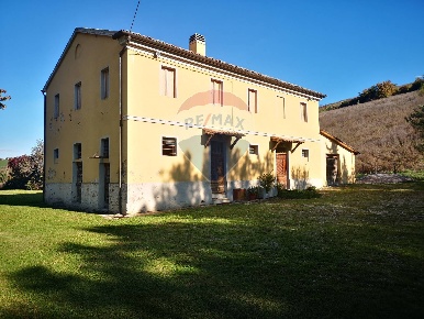 Foto Rustico a Castelplanio di 350 m² con 7 locali in vendita