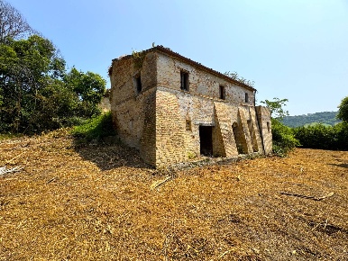 Foto Rustico a Sant'Elpidio a Mare di 400 m² con 10 locali in vendita