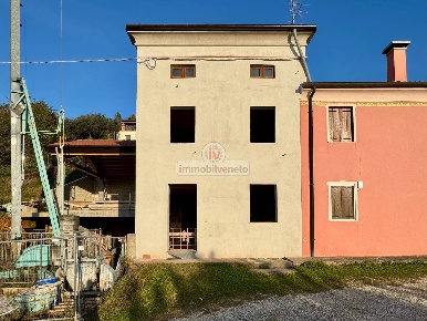 Foto Rustico in VIA ROMA, Sarego Centro di 196 m² con 8 locali in vendita