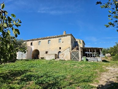 Foto Rustico a Massignano Centro di 295 m² con 6 locali in vendita