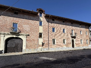 Foto Rustico in via Roma, Verolengo Centro di 700 m² con 17 locali