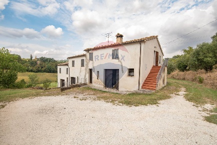 Foto Rustico in Via forcone, Cupramontana di 175 m² con 8 locali in vendita
