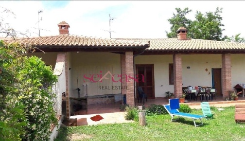 Foto Rustico a Scarlino Scarlino Scalo di 90 m² con 4 locali in vendita
