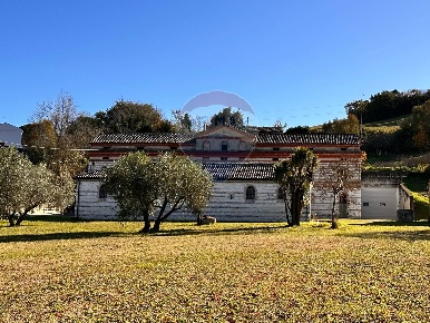 Foto Rustico a Falconara Marittima di 240 m² con 5 locali in vendita