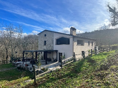 Foto Rustico in loc cavatelle, Pastena di 350 m² con 9 locali in vendita