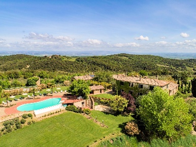 Foto Rustico a Monteroni d'Arbia di 1800 m² con 43 locali in vendita