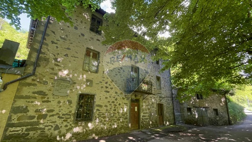 Foto Rustico a Barga Centro di 439 m² con 10 locali in vendita