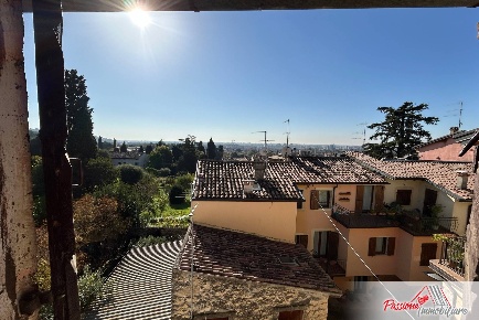 Foto Rustico in Piazza San Valentino, Verona Quinzano di 232 m² in vendita