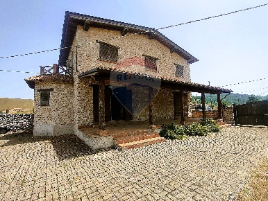 Foto Rustico in Lago Cascina, Cagnano Amiterno di 170 m² con 4 locali