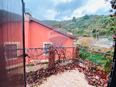 Foto Rustico a Casarza Ligure Centro di 176 m² con 8 locali in vendita