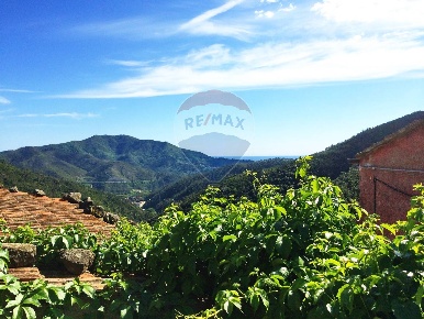 Foto Rustico a Casarza Ligure Centro di 176 m² con 8 locali in vendita