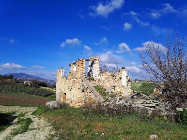 Foto Rustico a Appignano del Tronto di 380 m² con 7 locali in vendita