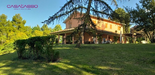 Foto Rustico a Macerata di 300 m² con 7 locali in vendita