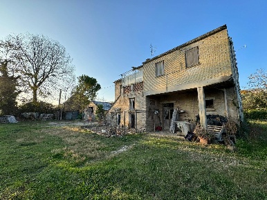 Foto Rustico a Monterubbiano di 280 m² con 6 locali in vendita