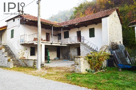 Foto Rustico in sugliani, Dego di 160 m² con 7 locali in vendita