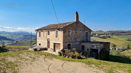 Foto Rustico a Montefiore dell'Aso Centro di 250 m² con 6 locali in vendita