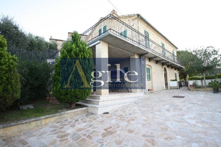 Foto Rustico in contrada valloni, Monsampolo del Tronto di 400 m²