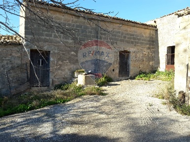 Foto Rustico in contrada Granaro, Comiso di 380 m² con 5 locali in vendita
