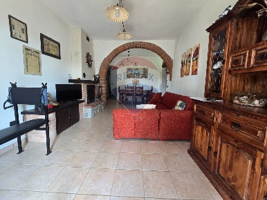 Foto Rustico a Campiglia Marittima di 200 m² con 8 locali in vendita