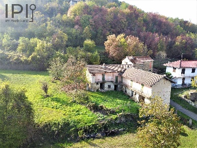 Foto Rustico a Roccaverano di 550 m² con 16 locali in vendita