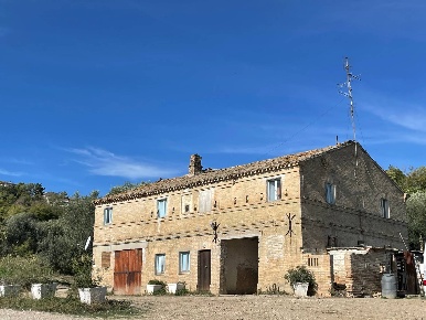 Foto Rustico a Altidona Centro di 350 m² con 15 locali in vendita