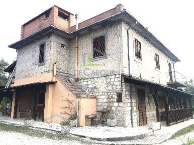Foto Rustico in Colonnata, Ascoli Piceno di 360 m² con 14 locali in vendita