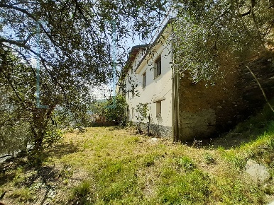 Foto Rustico in via alpi, Pieve di Teco Nirasca di 200 m² con 4 locali