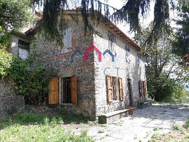 Foto Rustico a Fabbriche di Vergemoli di 140 m² con 4 locali in vendita