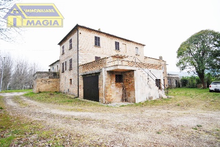 Foto Rustico a Spinetoli di 300 m² con 8 locali in vendita
