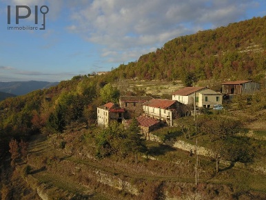 Foto Rustico in Piovero, Cortemilia di 600 m² con 25 locali in vendita