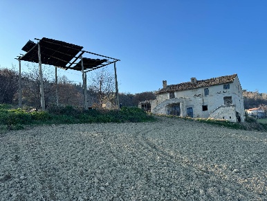 Foto Rustico a Petritoli di 180 m² con 7 locali in vendita