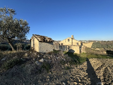 Foto Rustico a Petritoli di 180 m² con 7 locali in vendita