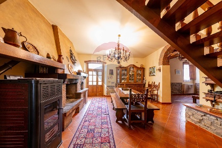Foto Rustico a Bucine di 242 m² con 10 locali in vendita