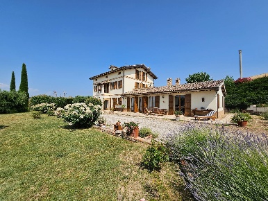 Foto Rustico a Montecassiano Centro di 290 m² con 7 locali in vendita